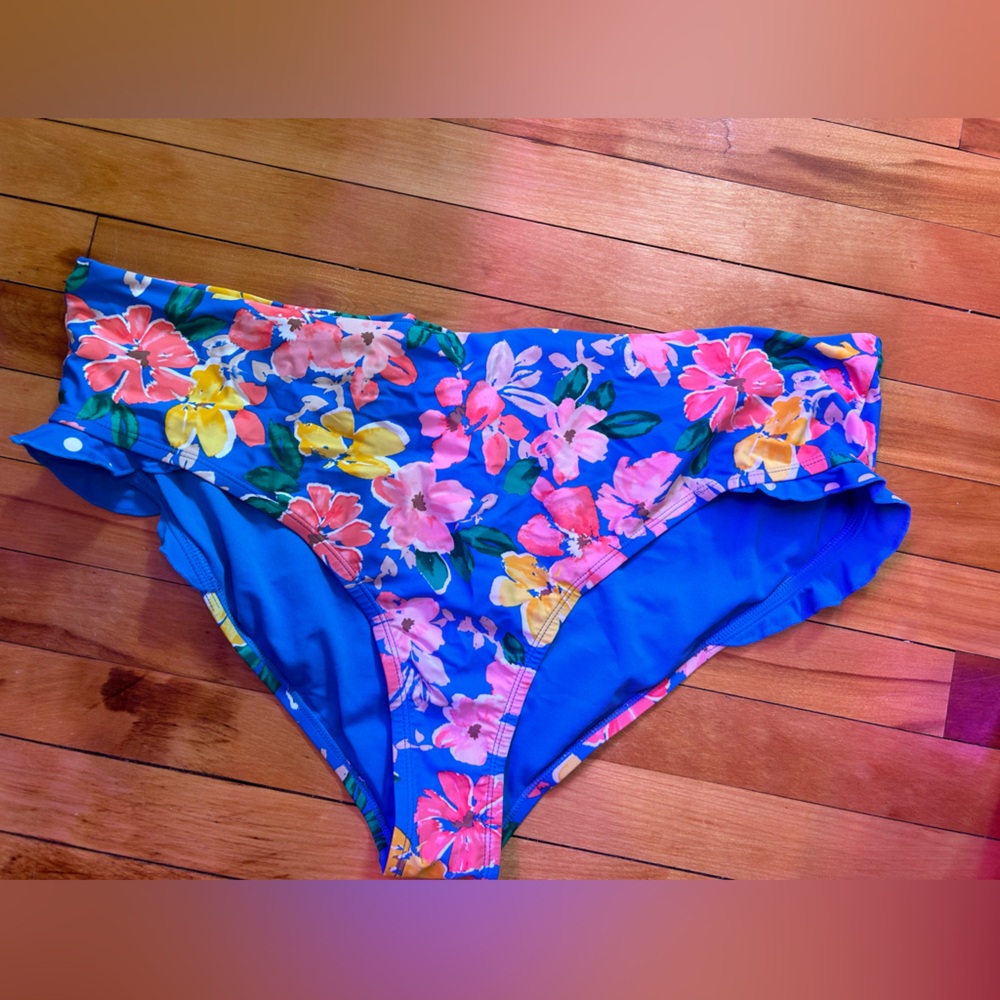 Time and Tru size 2xl (20-22W) blue floral swim bottom with side ruffles